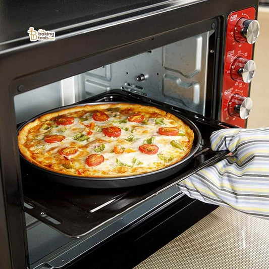 Pizza Pan Non-stick_ Greyish Black in oven demonstration